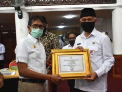Wali Kota Mahyeldi Terima Penghargaan Kinerja Koperasi Terbaik Kategori Kota 2020