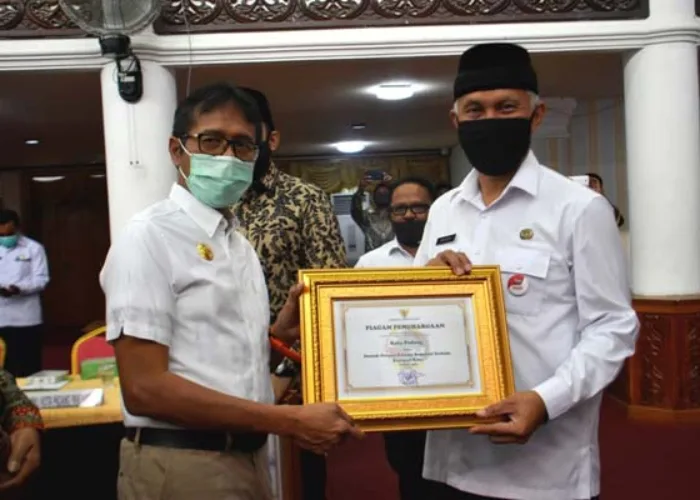 Wali Kota Mahyeldi Terima Penghargaan Kinerja Koperasi Terbaik Kategori Kota 2020