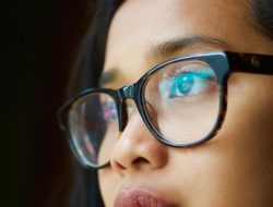 Benarkah Kacamata Anti Radiasi Efektif Menjaga Mata?