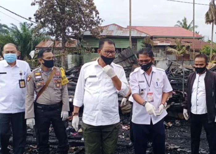 Sambangi Lokasi Kebakaran di Bagan Siapiapi, Bupati Suyatno: Kita Kesini Untuk Beri Bantuan