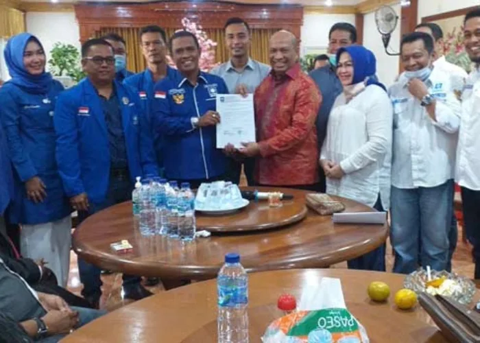 PAN Serahkan SK Dukungan Pasangan Wahyu Adi-Supriati di Pilkada Inhu
