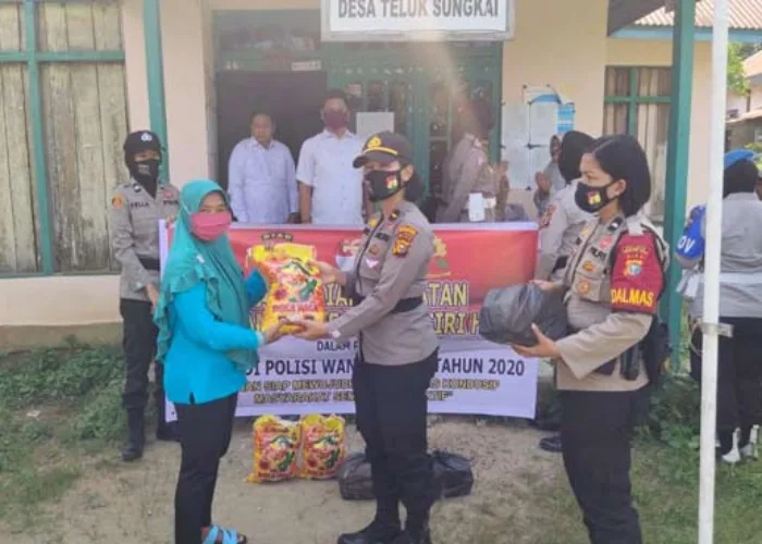 Puluhan Polwan Datangi Warga 10 Desa di Kuala Cenaku Inhu Riau
