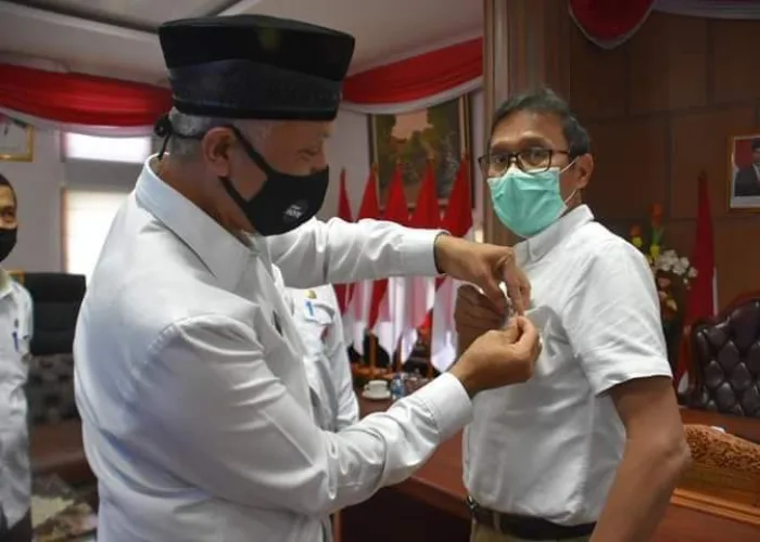 Wali Kota Mahyeldi Sematkan Pin Emas ke Gubernur Irwan Prayitno