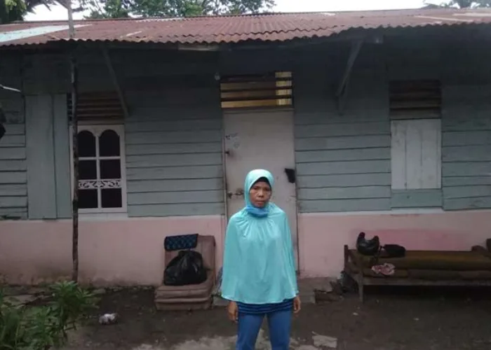 Tidur Beralas Tikar Berpayung Atap Bocor