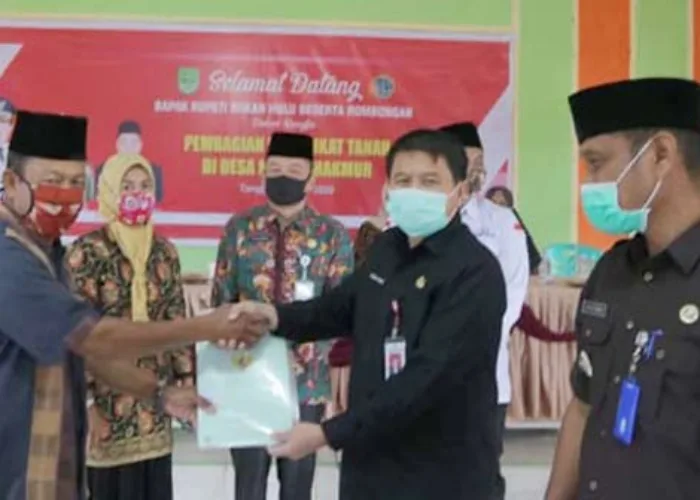 Sekdakab Abdul Haris Serahkan Sertifikat Tanah Program TORA 2020
