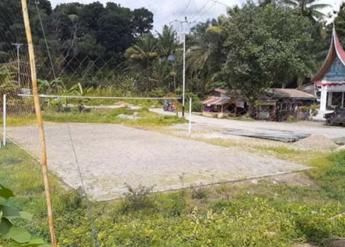 Semen Padang Bantu Masyarakat Lubuk Kilangan Bangun Lapangan Voli
