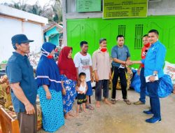 KNPI Rohil Serahkan Bantuan Korban Kebakaran di Parit Aman Bangko