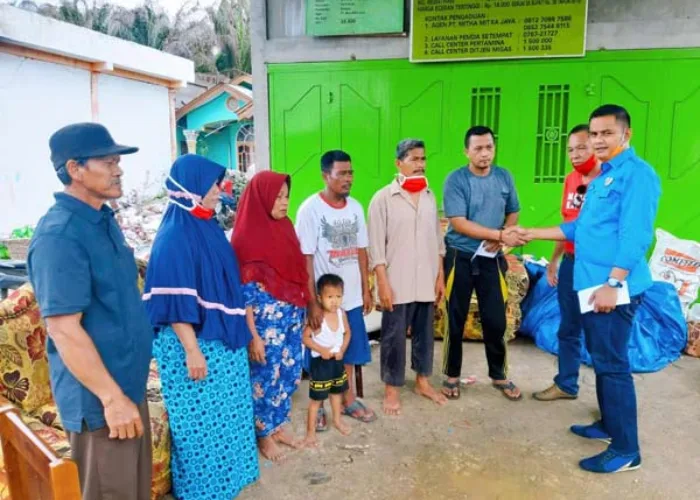 KNPI Rohil Serahkan Bantuan Korban Kebakaran di Parit Aman Bangko