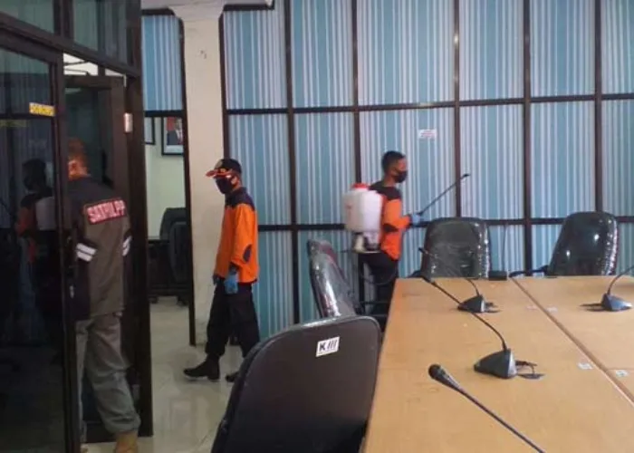Jelang Rapat Paripurna, BPBD Semprot Gedung DPRD Inhu dengan Disinfektan