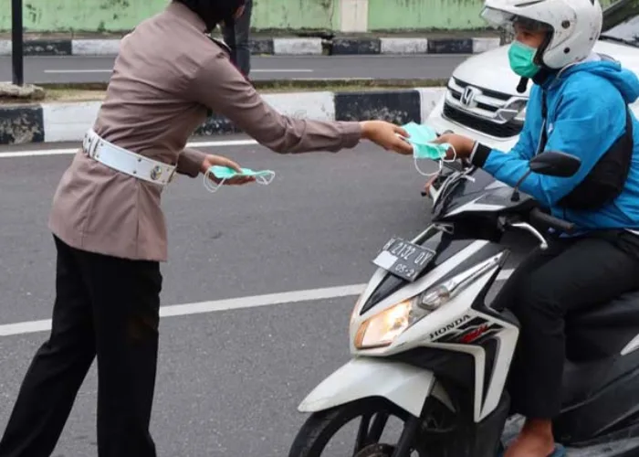 Satlantas Bagikan 150 Paket Makanan dan Susu, 50 Sembako dan 500 Masker