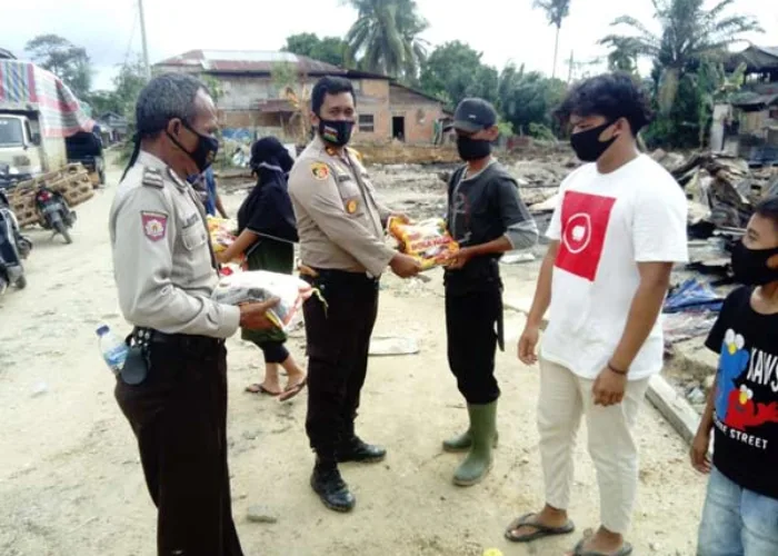 Polres Inhu Serahkan Bantuan Untuk Korban Kebakaran