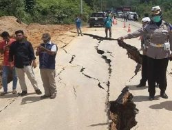 Jalan Penghubung Riau-Sumbar di Kampar Amblas