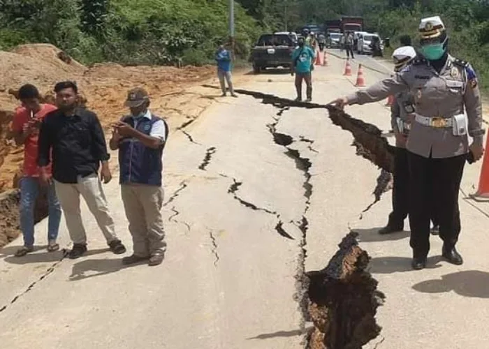 Jalan Penghubung Riau-Sumbar di Kampar Amblas