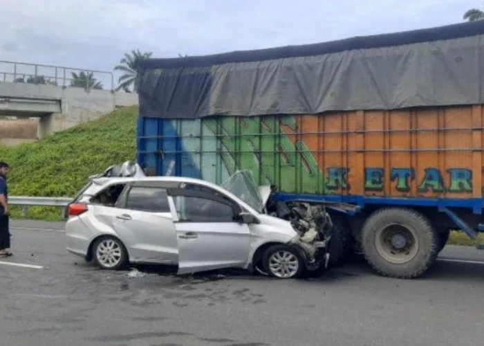 Tak Tahan Kantuk, Sopir Toyota Innova Tabrak Pembatas Tol Pekanbaru-Dumai