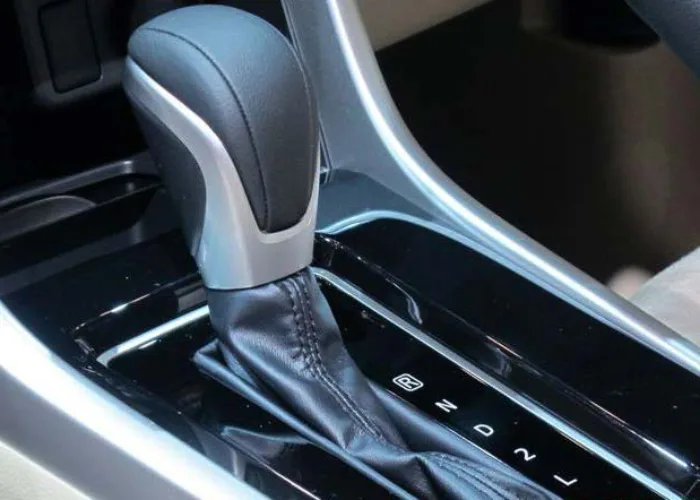 Saat Mengemudi Mobil Matik, Hindari Dua Perilaku Berikut