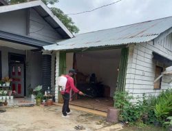 Perangkat Desa Wonosari Lirik Inhu Lakukan Penyemprotan Disinfektan