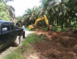 Bupati Sukiman Tetap Peduli Kondisi Jalan di Kabupaten Rokan Hulu