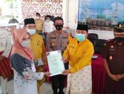 Penyerahan Sertifikat TORA, Bupati Sukiman Minta Masyarakat Manfaatkan dengan Baik