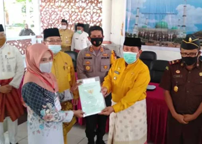 Penyerahan Sertifikat TORA, Bupati Sukiman Minta Masyarakat Manfaatkan dengan Baik