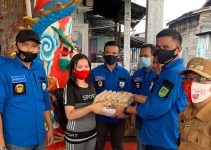KNPI Rohil Serahkan Bantuan Sembako Korban Kebakaran di Palika