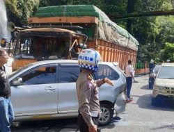 Diduga Rem Blong, Tronton Seruduk Bus, Minibus dan Sepeda Motor