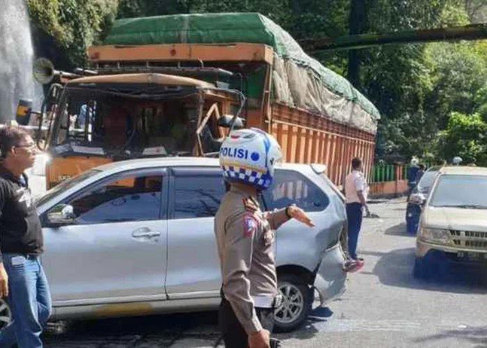 Diduga Rem Blong, Tronton Seruduk Bus, Minibus dan Sepeda Motor