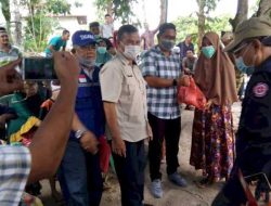 Pemkab Rohil Serahkan Bantuan Untuk 13 KK Korban Banjir Bandang