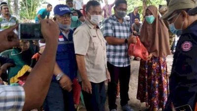 Pemkab Rohil Serahkan Bantuan Untuk 13 KK Korban Banjir Bandang