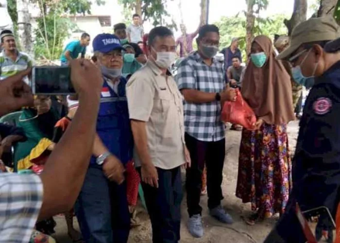 Pemkab Rohil Serahkan Bantuan Untuk 13 KK Korban Banjir Bandang