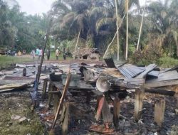 Ditinggal Pemilik, Rumah Warga Kuala Cinaku Inhu Riau Hangus Terbakar