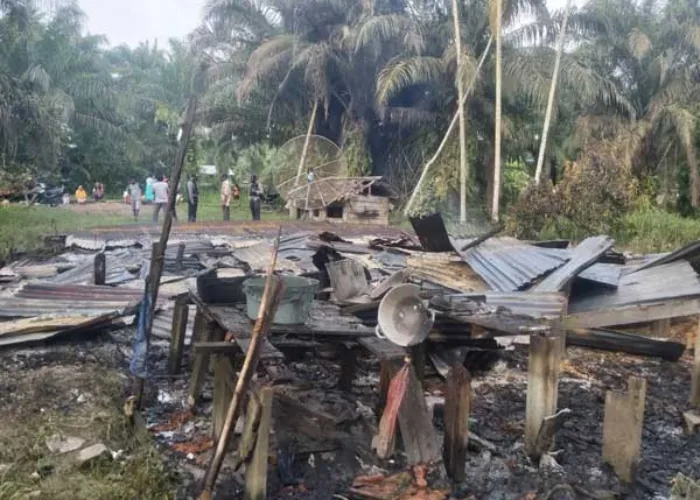 Ditinggal Pemilik, Rumah Warga Kuala Cinaku Inhu Riau Hangus Terbakar