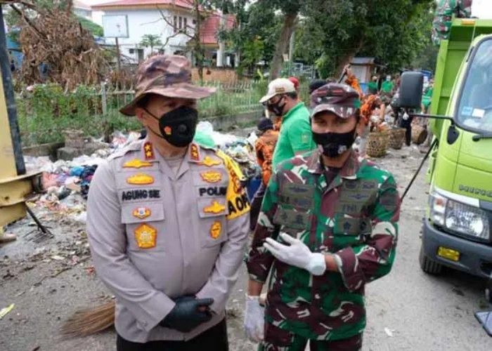 Dua Jenderal Harus Turun Tangan Bersihkan Sampah di Pekanbaru