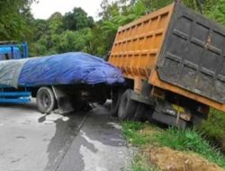 Truk Mendadak Mundur dan Hantam Kendaraan, Sitinjau Lauik Macet