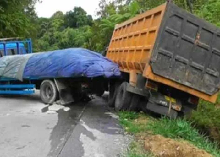 Truk Mendadak Mundur dan Hantam Kendaraan, Sitinjau Lauik Macet