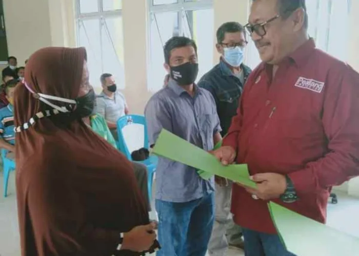 DLH Inhu Serahkan SK Petugas Pertamanan, Selamat: Tingkatkan Kinerjanya