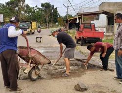 Bersama Warga, Kadis DLH Inhu Swadaya Perbaiki Jalan Rusak