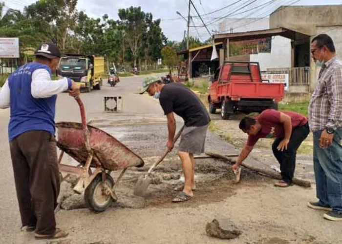 Bersama Warga, Kadis DLH Inhu Swadaya Perbaiki Jalan Rusak