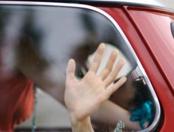 Saking Asyiknya Indehoy Dalam Mobil, Pasangan Mahasiswa Ini Sampai Tak Sadar Ada Polisi, Inilah Jadinya
