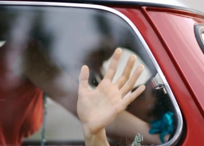 Saking Asyiknya Indehoy Dalam Mobil, Pasangan Mahasiswa Ini Sampai Tak Sadar Ada Polisi, Inilah Jadinya