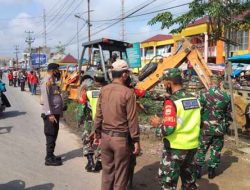 Antisipasi Banjir, Camat Seberida dan Masyarakat Bersihkan Drainase Pasar Seogih Belilas