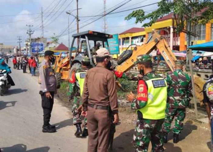 Antisipasi Banjir, Camat Seberida dan Masyarakat Bersihkan Drainase Pasar Seogih Belilas