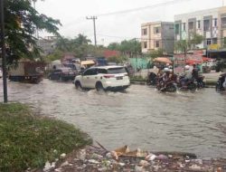 Sejumlah Ruas Jalan di Pekanbaru Terendam, Banyak Kendaraan Mogok Picu Kemacetan