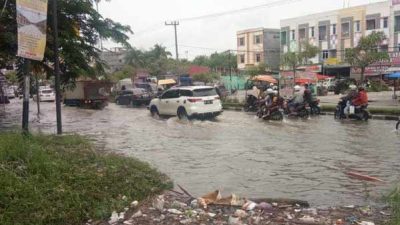 Sejumlah Ruas Jalan di Pekanbaru Terendam, Banyak Kendaraan Mogok Picu Kemacetan