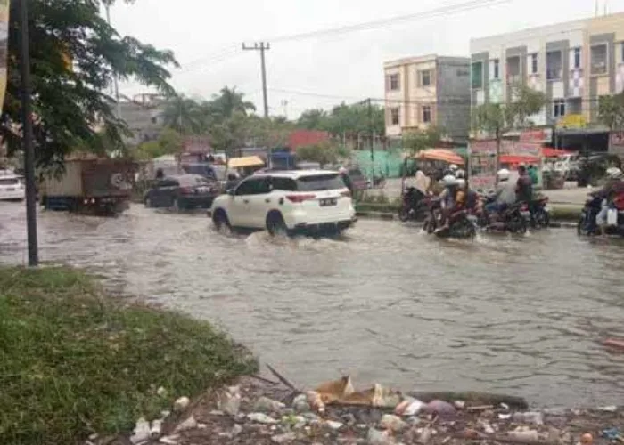 Sejumlah Ruas Jalan di Pekanbaru Terendam, Banyak Kendaraan Mogok Picu Kemacetan