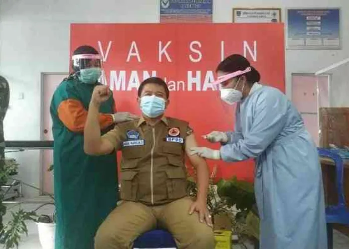 Vaksinasi Covid-19 di Rohul, Sekdakab Abdul Haris Jadi Orang Pertama yang Divaksin