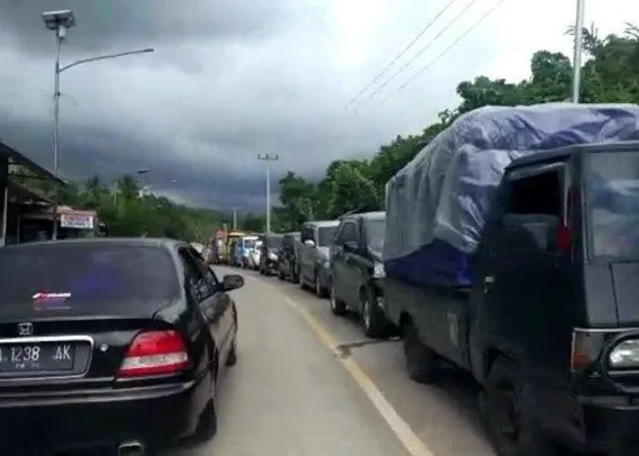 Macet Jalan Padang-Bukittingi Sampai 10 KM, Ternyata Ini Penyebabnya