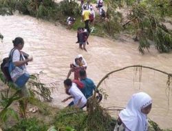 Jembatan Penghubung Putus, Anak-anak di Sijunjung Sulit Menuju Sekolah