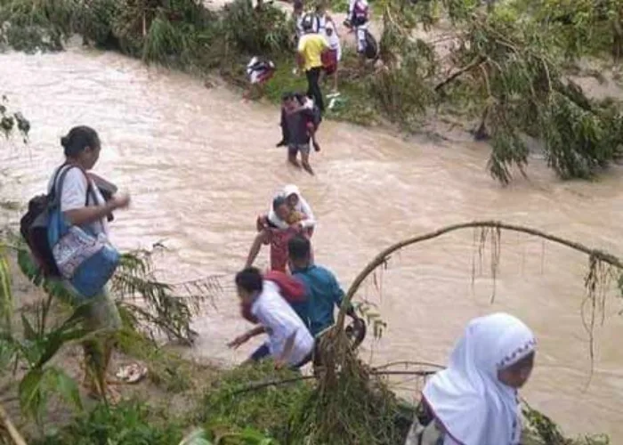 Jembatan Penghubung Putus, Anak-anak di Sijunjung Sulit Menuju Sekolah