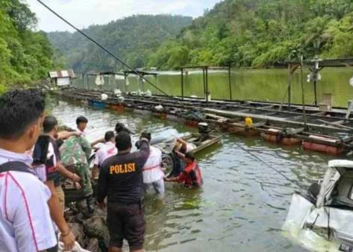 Mobil Pick Up Pembawa 4 Sepeda Motor Terjun ke Sungai Kampar