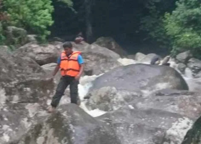 Wisata ke Air Terjun, 3 Mahasiswa di Padang Terseret Arus, Satu Orang Ditemukan Meninggal
